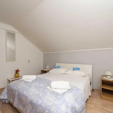 Desin - Three Bedroom With Terrace And Garden View Apartment