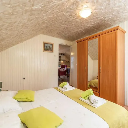 Apartment Desin - Three Bedroom With Terrace And Garden View *