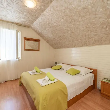 Desin - Three Bedroom With Terrace And Garden View Apartment Molunat