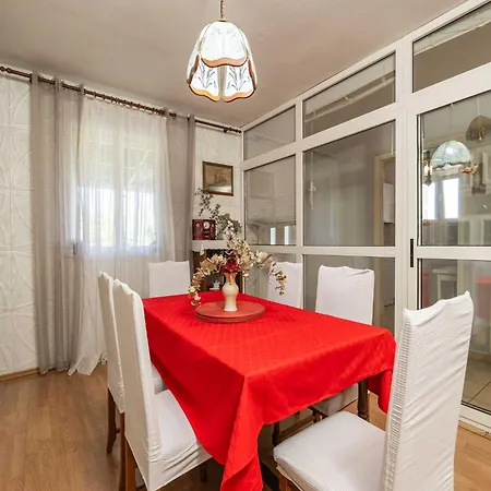 Desin - Three Bedroom With Terrace And Garden View Molunat