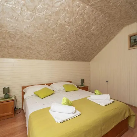 Desin - Three Bedroom With Terrace And Garden View *